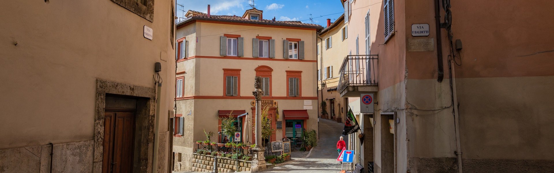 Chiusi, facciata del caffè venezia