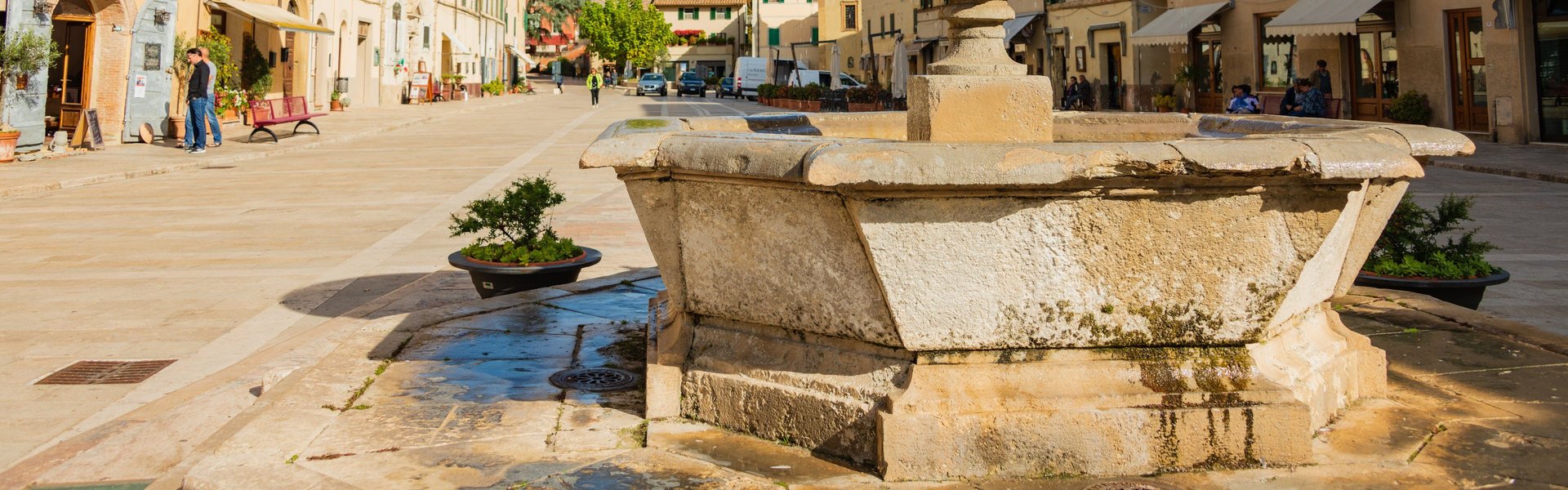 Cetona, piazza Garibaldi con fontana