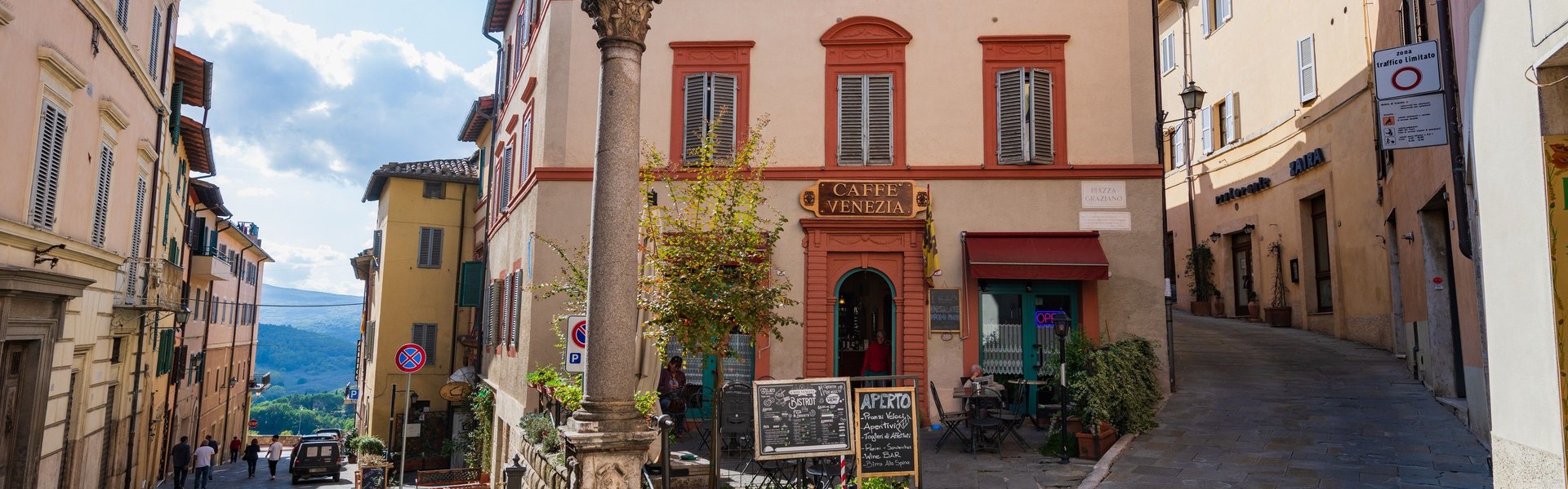 Chiusi, facciata del caffè venezia