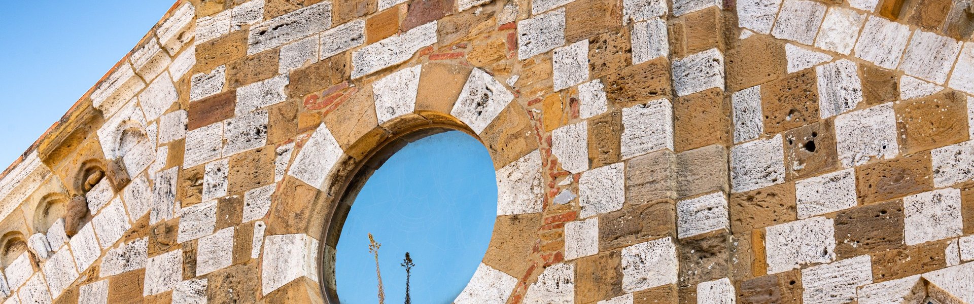 Particolare della Chiesa dei Santi Pietro e Andrea, Trequanda