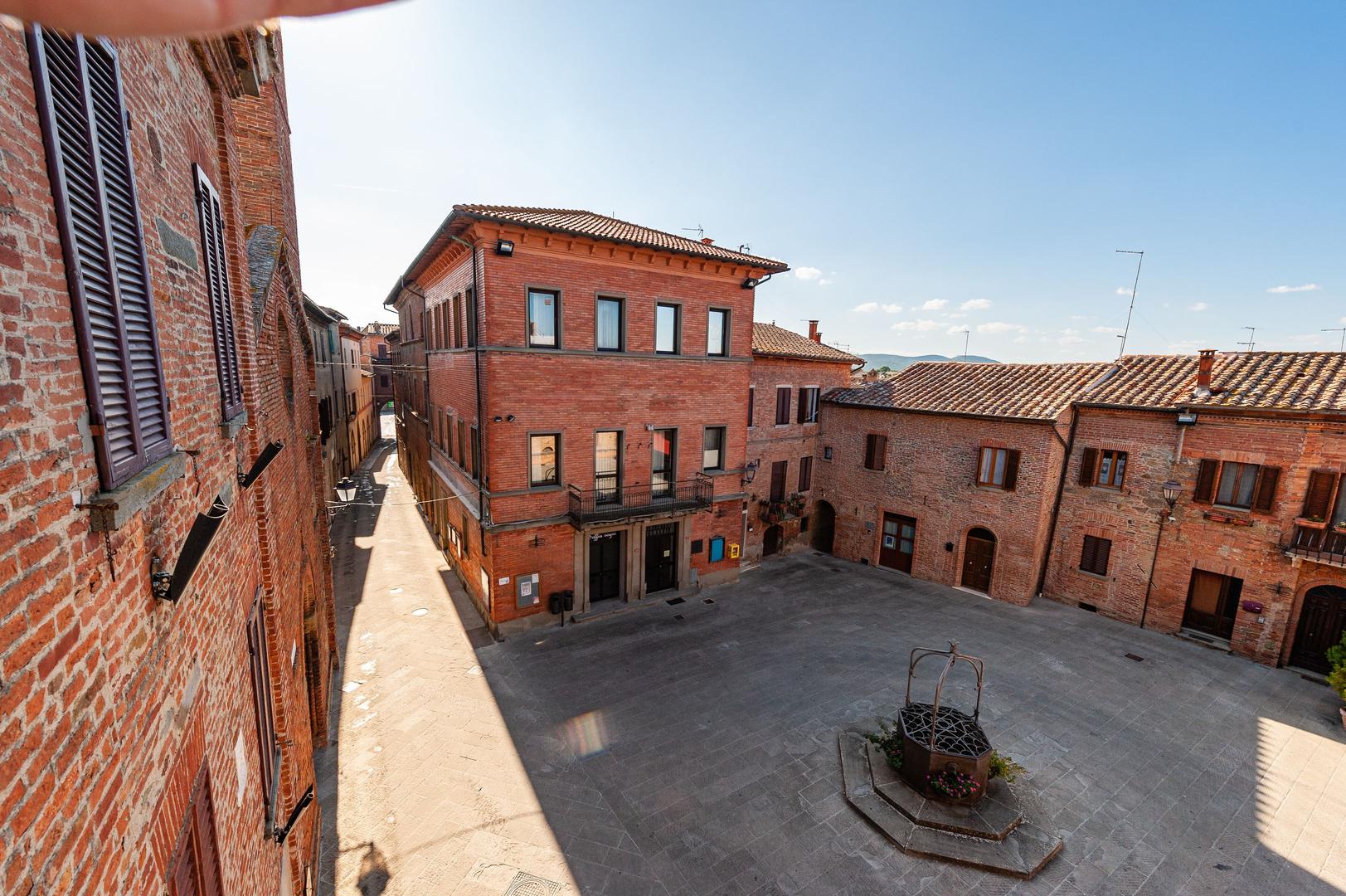 Centro storico di Torrita di Siena. Piazza