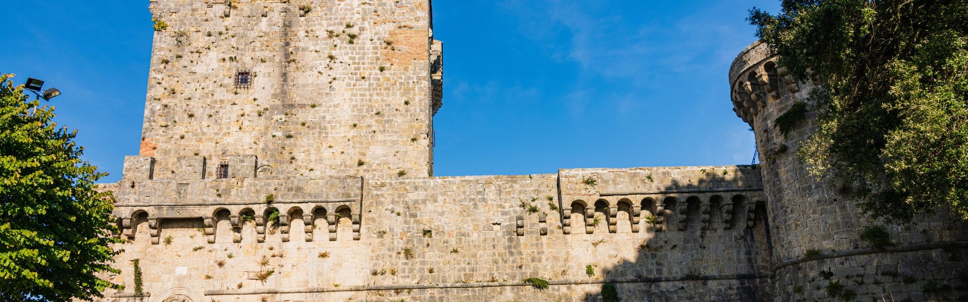 Castello di Sarteano. Esterno