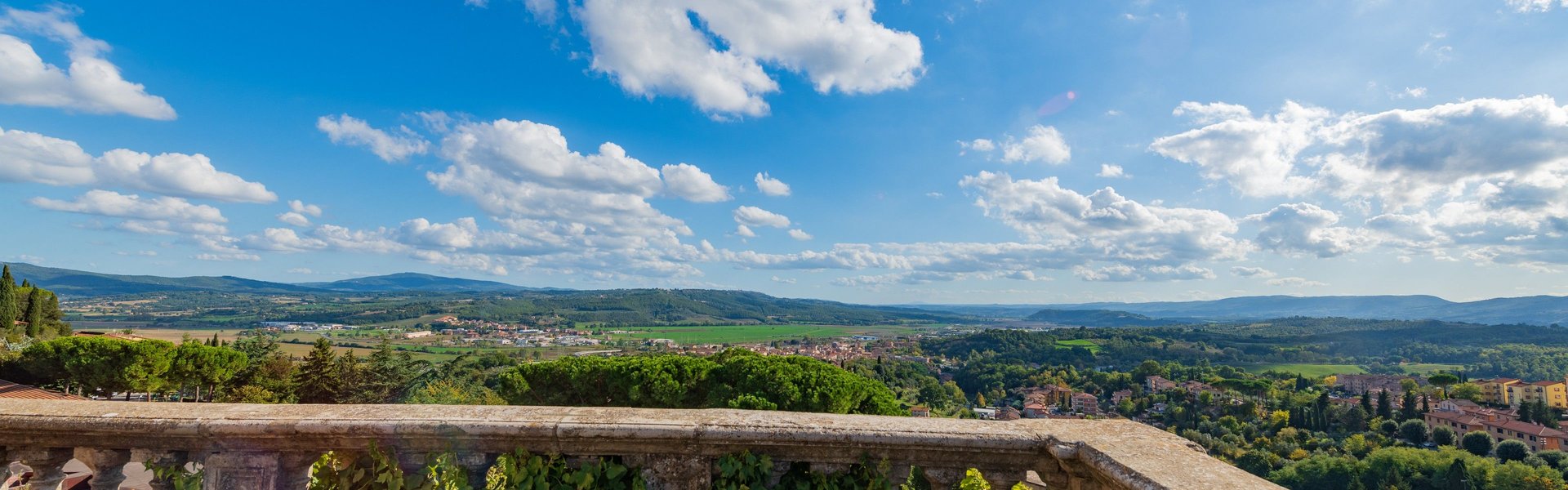 Chiusi, piazza olivazzo. Panorama